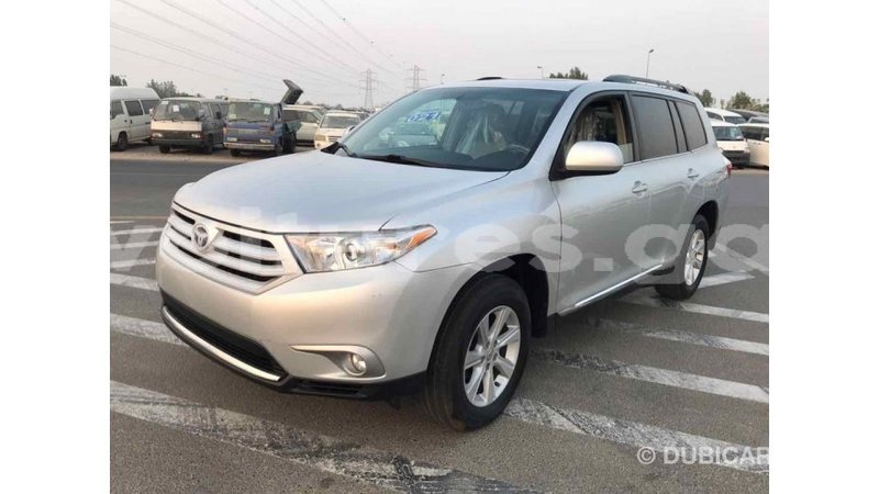 Big with watermark toyota highlander estuaire import dubai 4388