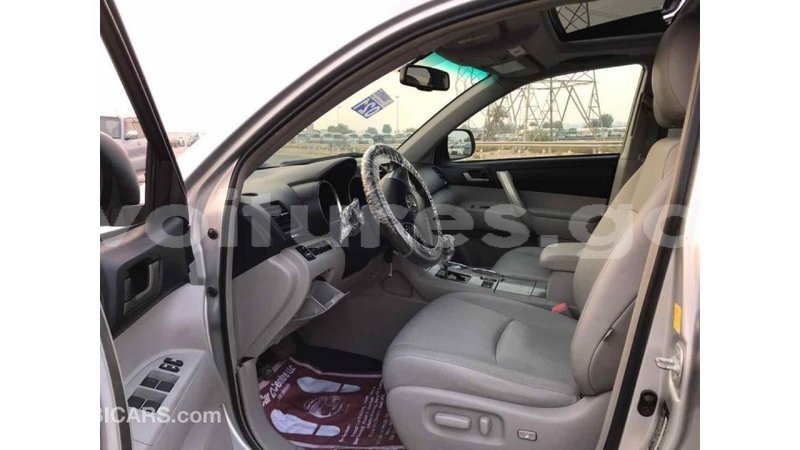 Big with watermark toyota highlander estuaire import dubai 4388