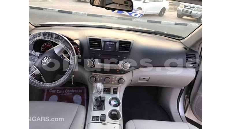 Big with watermark toyota highlander estuaire import dubai 4388