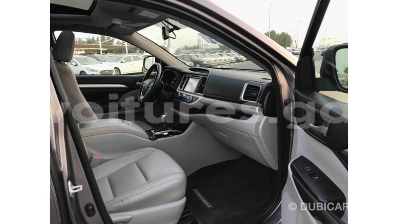 Big with watermark toyota highlander estuaire import dubai 4403