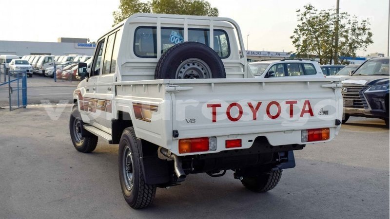 Big with watermark toyota land cruiser estuaire import dubai 4405