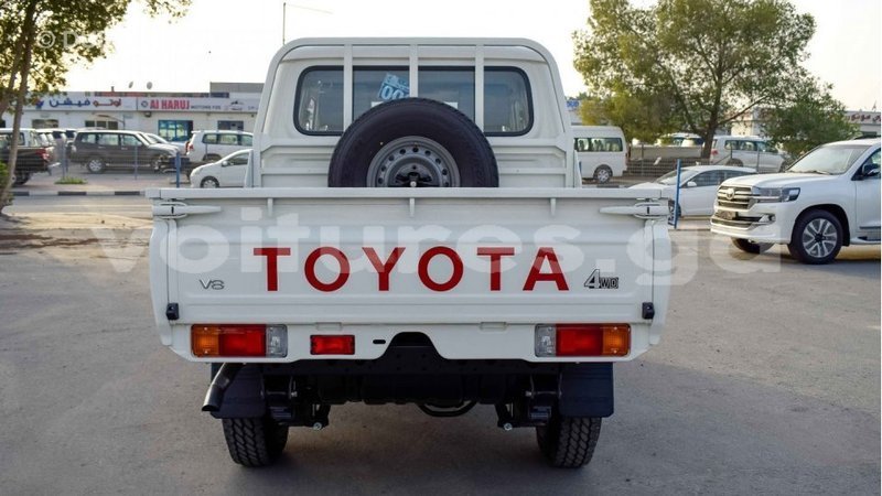 Big with watermark toyota land cruiser estuaire import dubai 4405