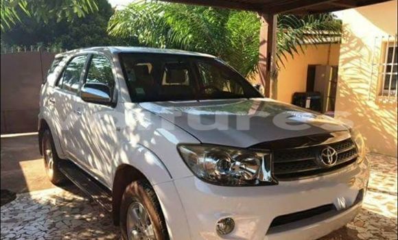 Sayi Na hannu Toyota Fortuner White Mota in Libreville a estuary Sayi Na hannu Toyota Fortuner White Mota in Libreville a estuary