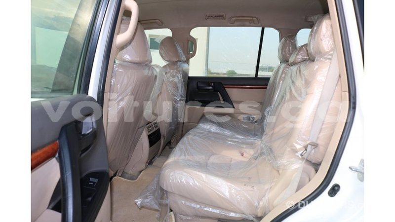 Big with watermark toyota land cruiser estuaire import dubai 4409