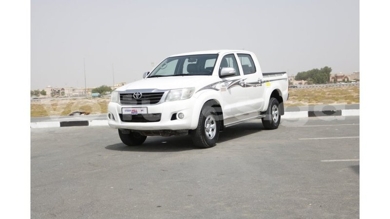 Big with watermark toyota hilux estuaire import dubai 4411