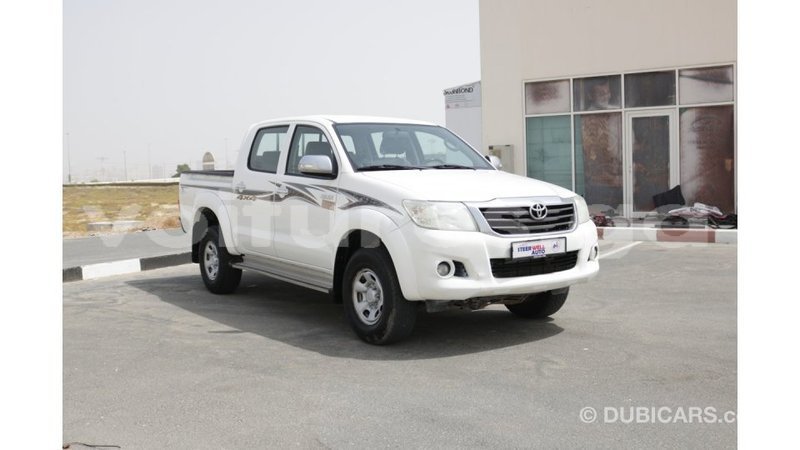 Big with watermark toyota hilux estuaire import dubai 4411