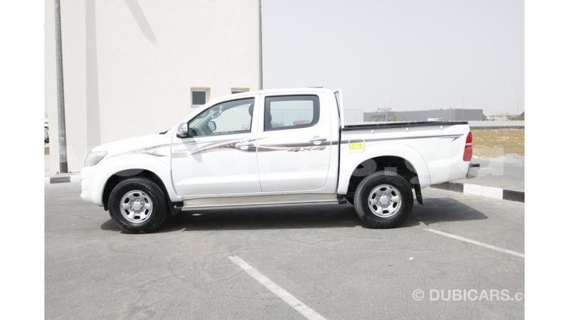 Big with watermark toyota hilux estuaire import dubai 4411