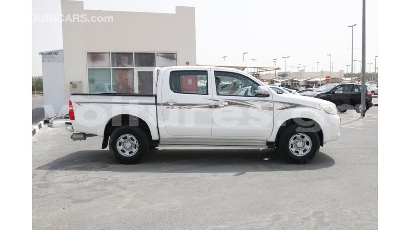 Big with watermark toyota hilux estuaire import dubai 4411