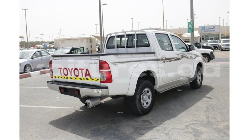 Big with watermark toyota hilux estuaire import dubai 4411