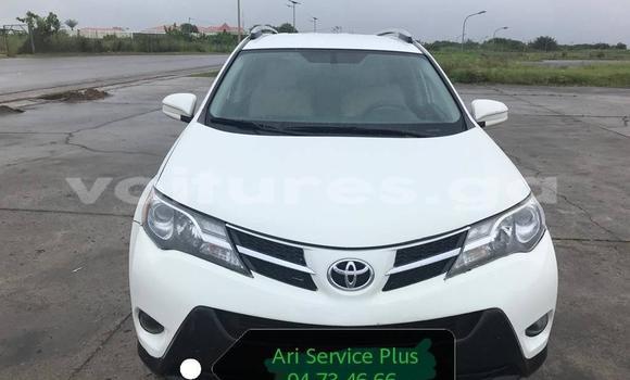 Sayi Na hannu Toyota RAV4 White Mota in Libreville a estuary Sayi Na hannu Toyota RAV4 White Mota in Libreville a estuary
