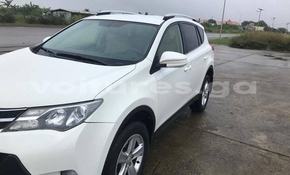 Sayi Na hannu Toyota RAV4 White Mota in Libreville a estuary Sayi Na hannu Toyota RAV4 White Mota in Libreville a estuary