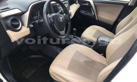 Sayi Na hannu Toyota RAV4 White Mota in Libreville a estuary Sayi Na hannu Toyota RAV4 White Mota in Libreville a estuary