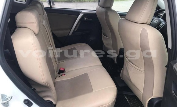 Sayi Na hannu Toyota RAV4 White Mota in Libreville a estuary Sayi Na hannu Toyota RAV4 White Mota in Libreville a estuary