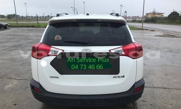 Sayi Na hannu Toyota RAV4 White Mota in Libreville a estuary Sayi Na hannu Toyota RAV4 White Mota in Libreville a estuary