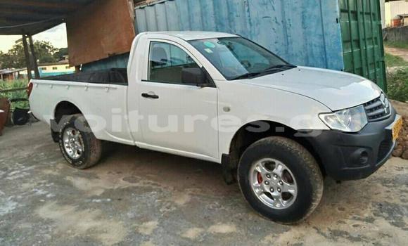 Sayi Na hannu Mitsubishi L200 White Mota in Libreville a estuary Sayi Na hannu Mitsubishi L200 White Mota in Libreville a estuary