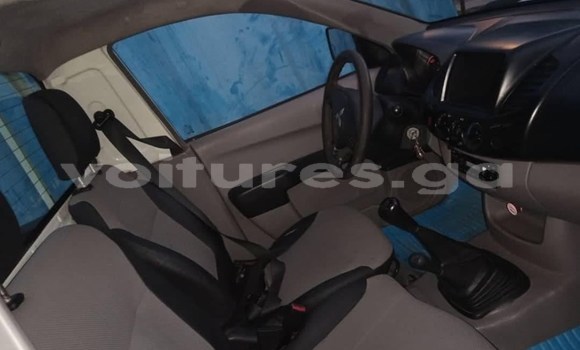 Sayi Na hannu Mitsubishi L200 White Mota in Libreville a estuary Sayi Na hannu Mitsubishi L200 White Mota in Libreville a estuary