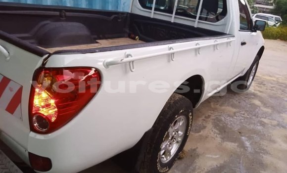 Sayi Na hannu Mitsubishi L200 White Mota in Libreville a estuary Sayi Na hannu Mitsubishi L200 White Mota in Libreville a estuary