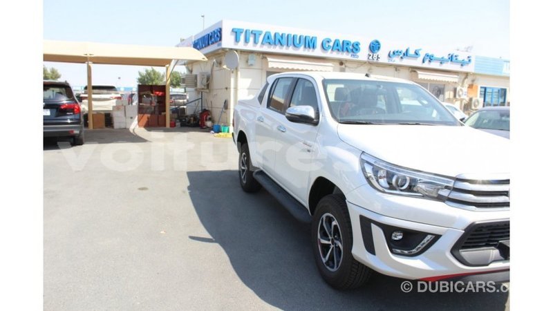 Big with watermark toyota hilux estuaire import dubai 4460