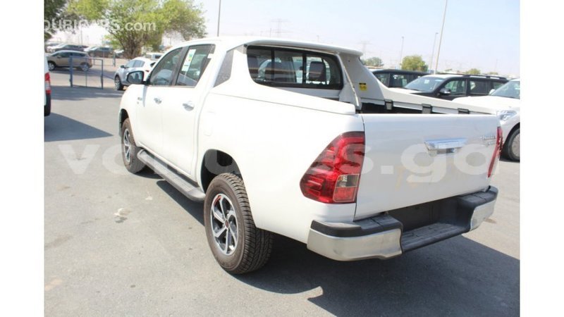 Big with watermark toyota hilux estuaire import dubai 4460