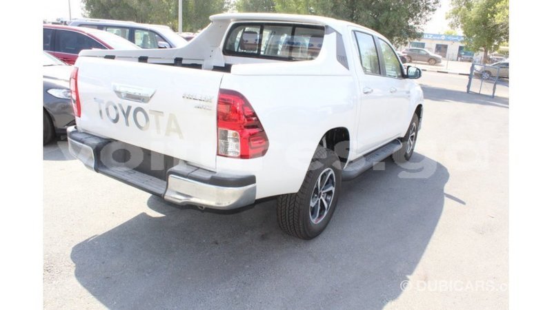 Big with watermark toyota hilux estuaire import dubai 4460