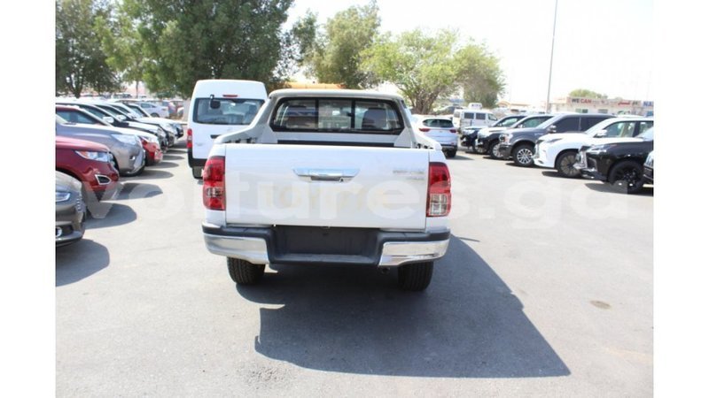 Big with watermark toyota hilux estuaire import dubai 4460