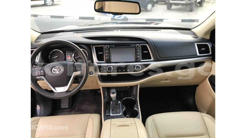 Big with watermark toyota highlander estuaire import dubai 4461