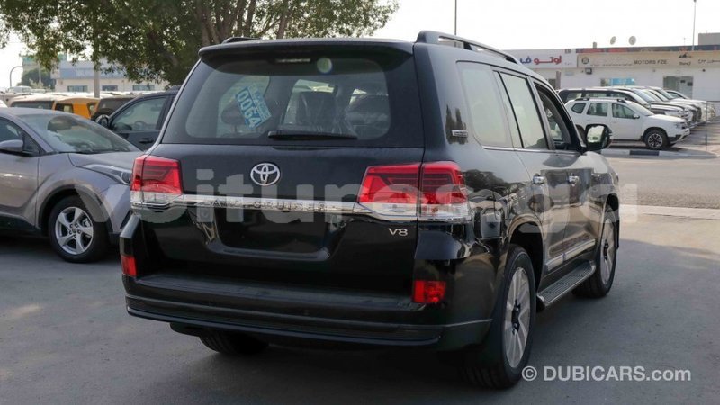 Big with watermark toyota land cruiser estuaire import dubai 4462