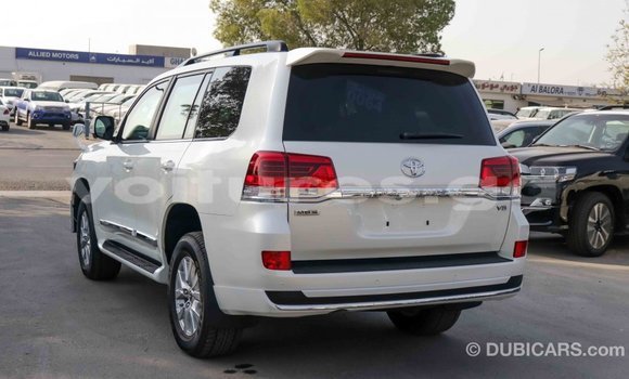 Acheter Import Voiture Toyota Land Cruiser Blanc à Import - Dubai, Estuaire Acheter Import Voiture Toyota Land Cruiser Blanc à Import - Dubai, Estuaire