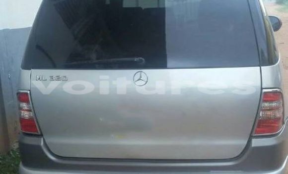 Sayi Na hannu Mercedes-Benz ML–Class Azurfa Mota in Libreville a estuary Sayi Na hannu Mercedes-Benz ML–Class Azurfa Mota in Libreville a estuary