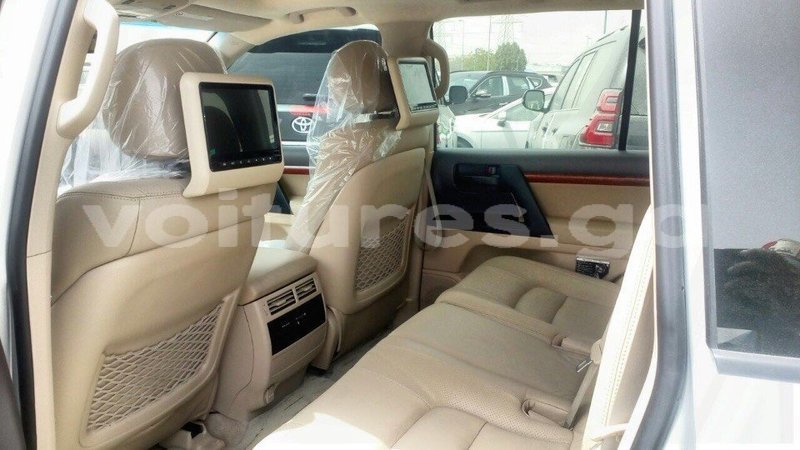 Big with watermark toyota land cruiser estuaire import dubai 4485