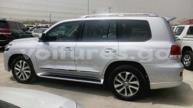 Big with watermark toyota land cruiser estuaire import dubai 4485