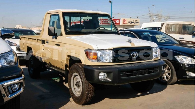 Big with watermark toyota land cruiser estuaire import dubai 4491