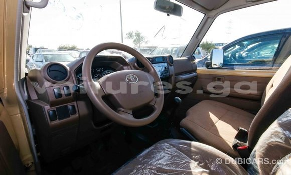 Acheter Import Voiture Toyota Land Cruiser Beige à Import - Dubai, Estuaire Acheter Import Voiture Toyota Land Cruiser Beige à Import - Dubai, Estuaire