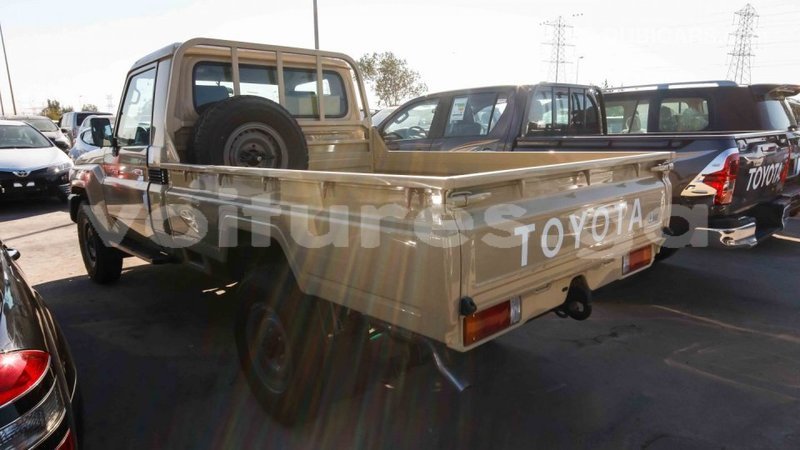 Big with watermark toyota land cruiser estuaire import dubai 4491