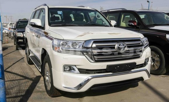 Acheter Import Voiture Toyota Land Cruiser Blanc à Import - Dubai, Estuaire Acheter Import Voiture Toyota Land Cruiser Blanc à Import - Dubai, Estuaire