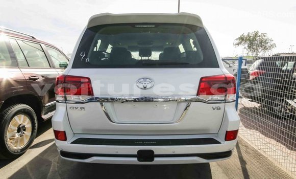 Acheter Import Voiture Toyota Land Cruiser Blanc à Import - Dubai, Estuaire Acheter Import Voiture Toyota Land Cruiser Blanc à Import - Dubai, Estuaire