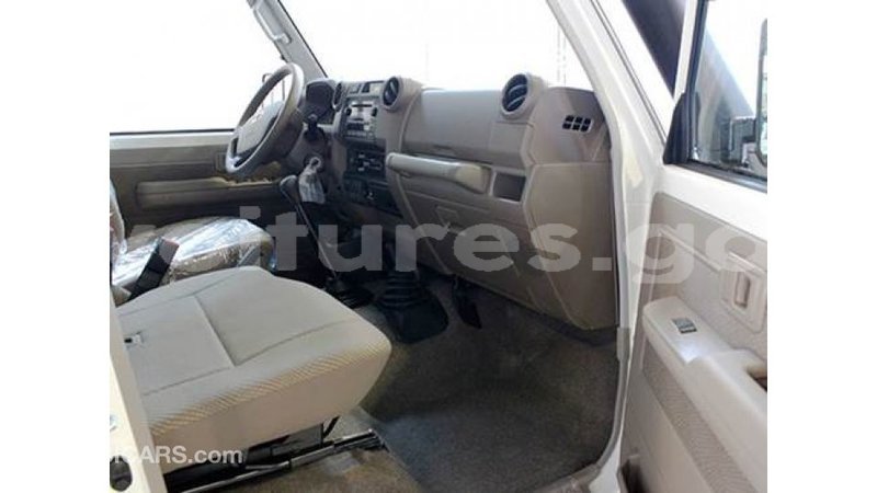 Big with watermark toyota land cruiser estuaire import dubai 4501