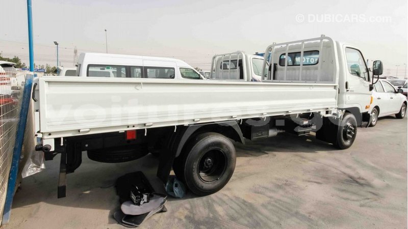 Big with watermark hyundai chorus estuaire import dubai 4504