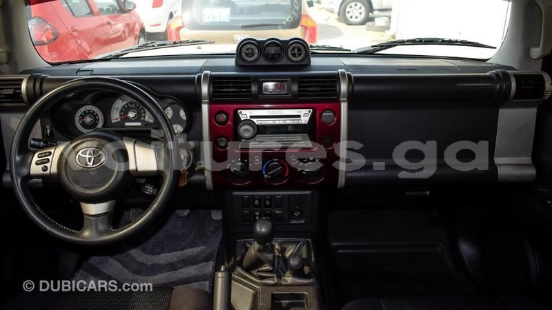 Big with watermark toyota fj cruiser estuaire import dubai 4512