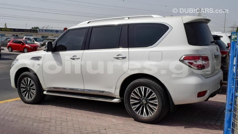 Big with watermark nissan patrol estuaire import dubai 4518