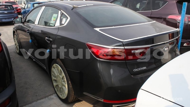 Big with watermark kia cadenza estuaire import dubai 4522