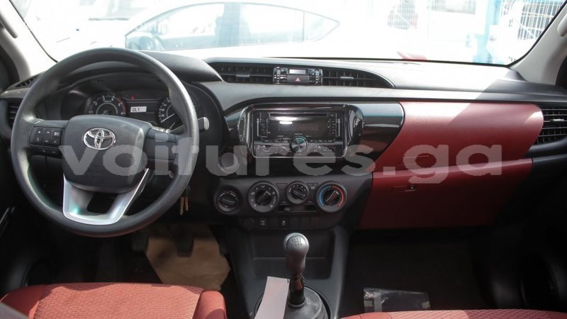 Big with watermark toyota hilux estuaire import dubai 4525