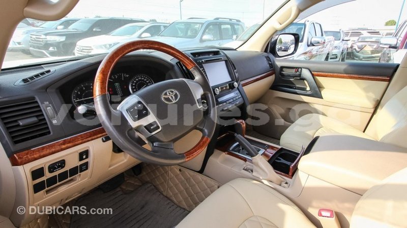 Big with watermark toyota land cruiser estuaire import dubai 4533