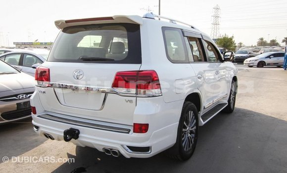 Acheter Import Voiture Toyota Land Cruiser Blanc à Import - Dubai, Estuaire Acheter Import Voiture Toyota Land Cruiser Blanc à Import - Dubai, Estuaire