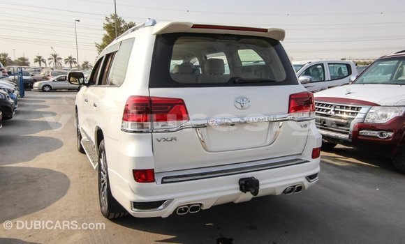 Acheter Import Voiture Toyota Land Cruiser Blanc à Import - Dubai, Estuaire Acheter Import Voiture Toyota Land Cruiser Blanc à Import - Dubai, Estuaire