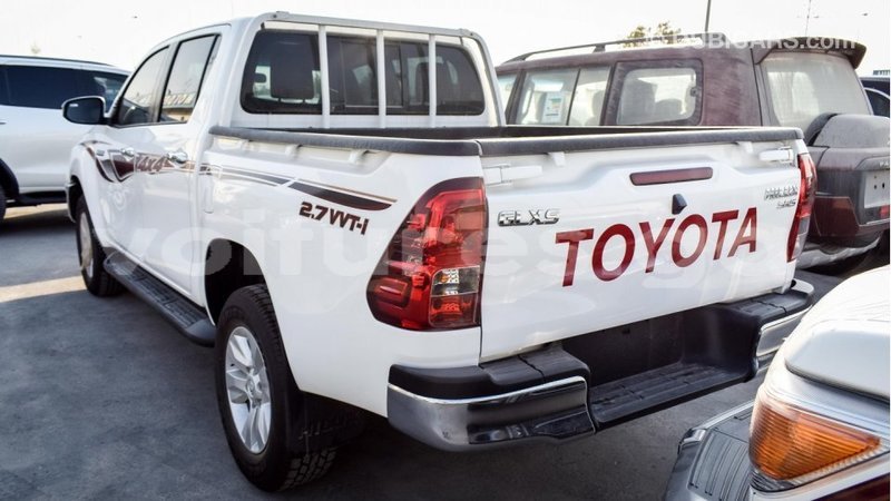 Big with watermark toyota hilux estuaire import dubai 4534