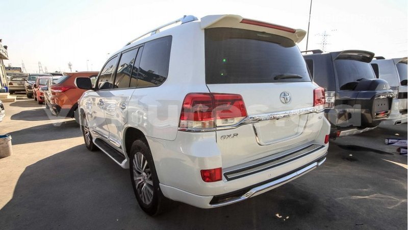 Big with watermark toyota land cruiser estuaire import dubai 4538