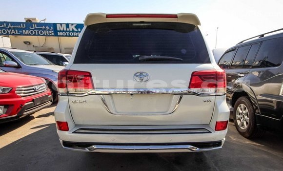 Acheter Import Voiture Toyota Land Cruiser Blanc à Import - Dubai, Estuaire Acheter Import Voiture Toyota Land Cruiser Blanc à Import - Dubai, Estuaire