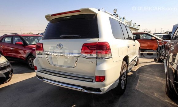 Acheter Import Voiture Toyota Land Cruiser Blanc à Import - Dubai, Estuaire Acheter Import Voiture Toyota Land Cruiser Blanc à Import - Dubai, Estuaire
