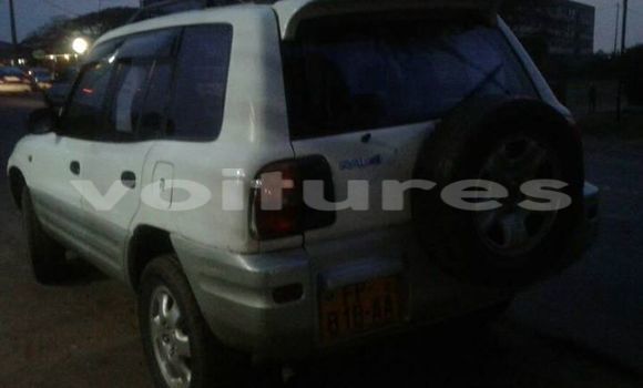 Sayi Na hannu Toyota RAV4 White Mota in Libreville a estuary Sayi Na hannu Toyota RAV4 White Mota in Libreville a estuary